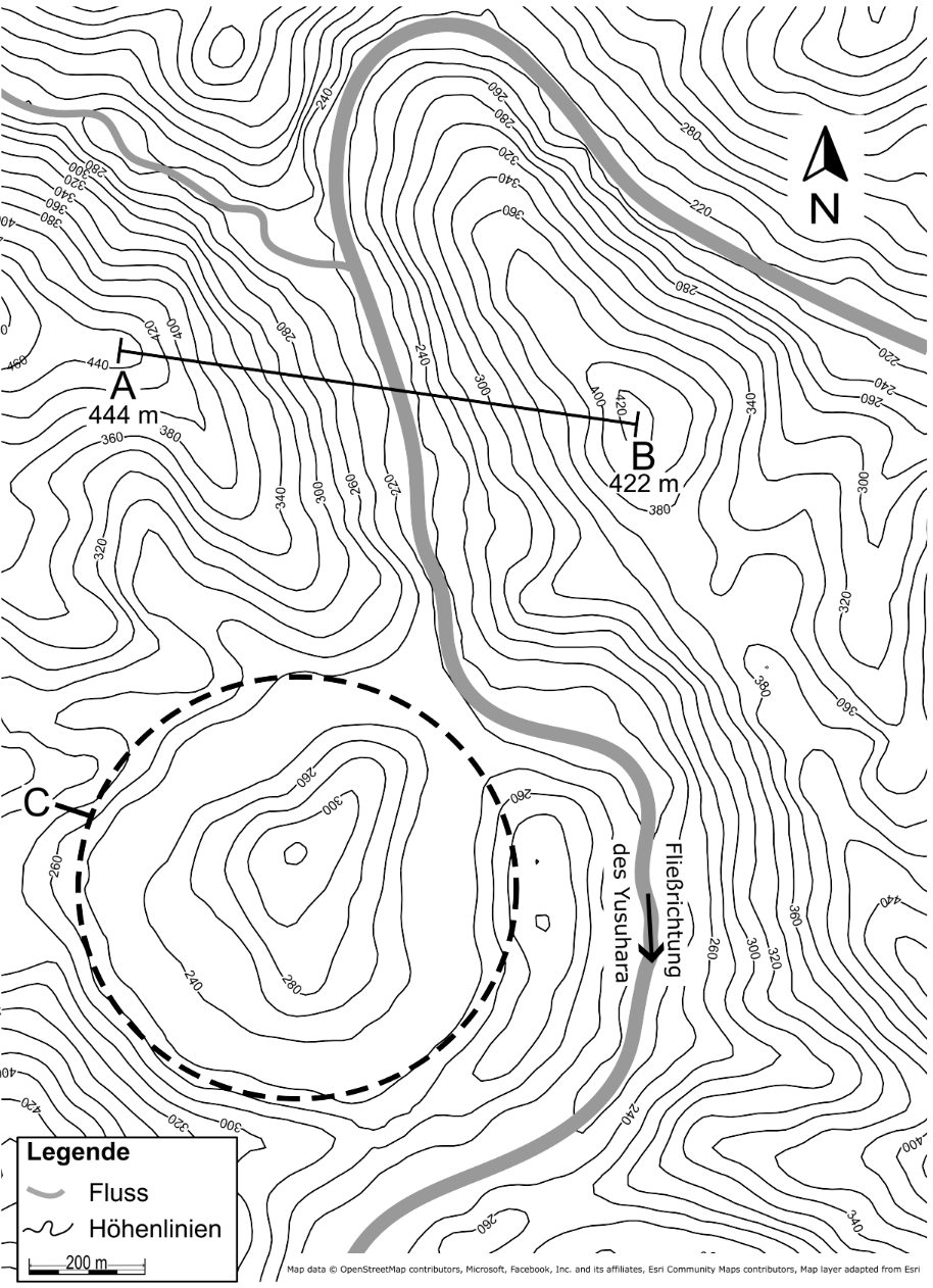 Topografische Karte mit Höhenlinien, Fluss und markierten Punkten A (444 m), B (422 m) und C